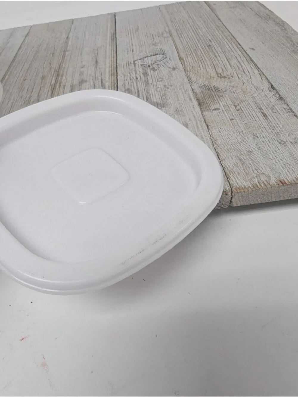 Rubbermaid 1.8 pt Servin Saver #8 Sheer Square Canister Storage White Lid - B
